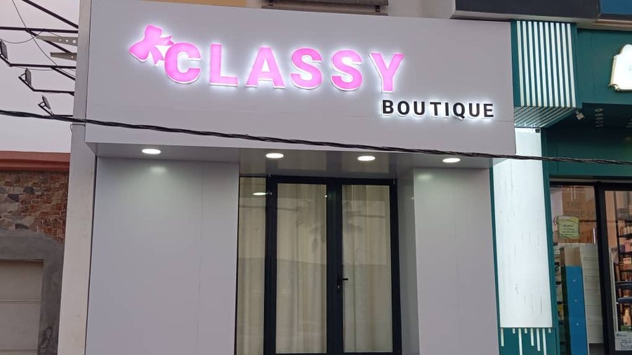Classy Boutique · Lettres lumineuses et habillage